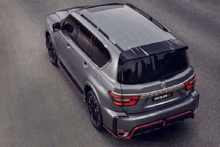 Đối với nội thất, khoang cabin rộng lớn của Patrol Nismo được tạo điểm nhấn với nhiều chi tiết trang trí bằng sợi carbon và màu đỏ, ghế ngồi được bọc da Alcantara ở hai bên, huy hiệu Nismo ở tựa đầu ghế, vô lăng cũng được bọc da Alcantara và có nhiều đường chỉ khâu màu đỏ. Đặc biệt, Nissan còn cải thiện độ yên tĩnh của cabin xe nhờ giảm bớt độ rung của khung và nâng cấp hệ thống điều hòa cho hàng ghế thứ hai.