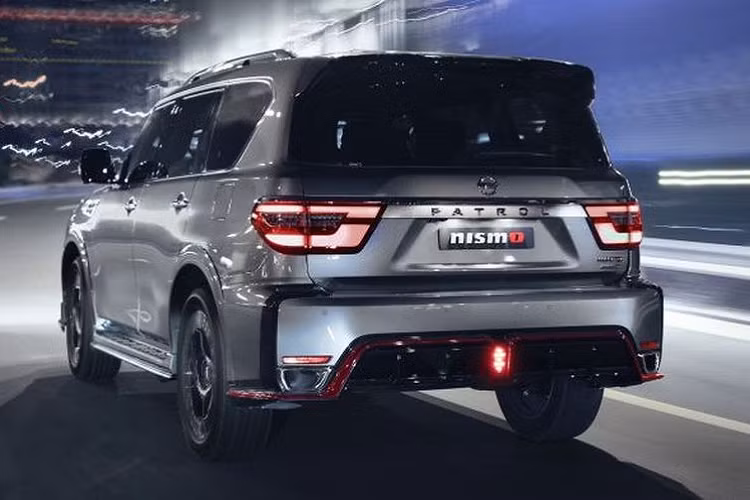 Nissan cho biết khả năng xử lý của Patrol Nismo được cải thiện đáng kể nhờ các ống dẫn bên trên cản trước mới, cánh gió mui mới, mâm xe nhẹ hơn 4,5kg, hiệu suất phanh được cải thiện, kết cấu thân xe được gia cố và giảm xóc Bilstein thể thao hàng đầu.
