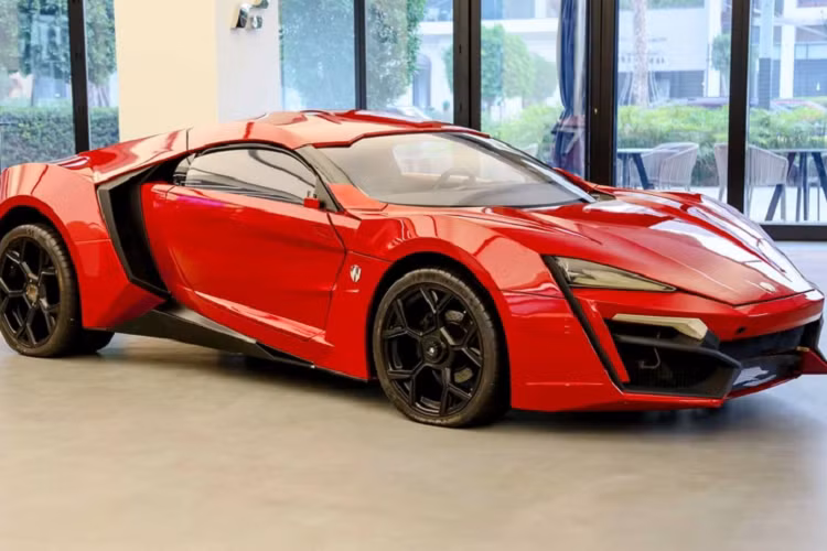 Theo RubiX, đơn vị chịu trách nhiệm đấu giá Lykan HyperSport, chiếc xe bản sao này được kỳ vọng thu về ít nhất 750.000 USD. Giá khởi điểm được đưa ra là 100.000 USD và buổi đấu giá trực tuyến sẽ bắt đầu vào ngày 11/5 tới.