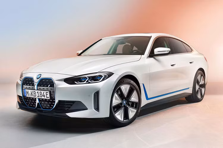 Trang web BMW Malaysia không đề cập đến bất kỳ điều gì khác ngoài những thông số kỹ thuật mà hãng xe Đức đã công bố cho i4. Khách hàng chỉ có thể nhấn đăng ký để dành sự quan tâm cho mẫu xe này, vì thế chưa có gì chắc chắn rằng BMW i4 hoàn toàn mới sẽ sớm cập bến Malaysia, nhất là khi đến cuối năm nay i4 mới chính thức lên kệ tại Châu Âu.