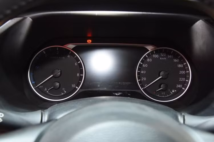 Bước vào bên trong Nissan Sylphy e-Power 2022, người dùng sẽ phát hiện ra một số điểm khác biệt so với bản thường như cửa gió điều hòa trung tâm và màn hình thông tin giải trí. Cụ thể, cửa gió điều hòa trung tâm của xe không được thiết kế dạng tuabin như bản thường trong khi màn hình thông tin giải trí có kích thước lớn hơn.