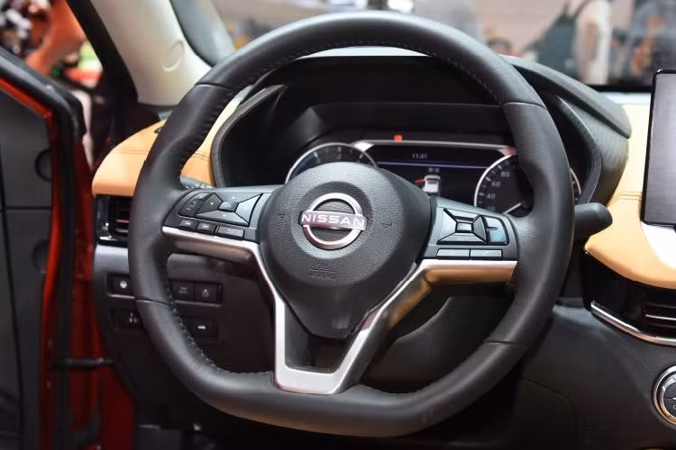 Đằng sau, Nissan Sylphy e-Power 2022 vẫn giữ thiết kế trung thành với bản thường, trừ logo riêng trên cửa cốp và tạo hình mới bên trong đèn hậu. Tương tự bản thường, bên dưới cản sau của xe cũng có bộ khuếch tán gió giả.