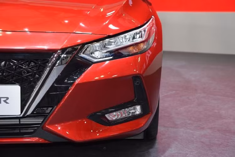 Ngoại trừ hệ truyền động, Nissan Sylphy e-Power 2022 gần như không có gì khác so với bản dùng máy xăng thông thường. Trên đầu xe, mẫu sedan này được trang bị lưới tản nhiệt V-Motion với viền mạ crôm kép và mắt lưới đan dạng mắt cáo. Logo hoàn toàn mới của hãng Nissan được đặt cao trên lưới tản nhiệt, bên dưới là giá lắp biển số.