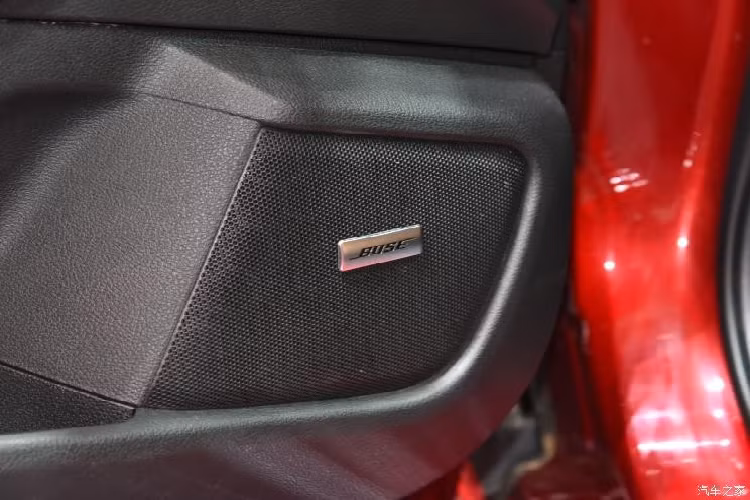 Những trang bị nội thất đáng chú ý khác của Nissan Sylphy e-Power 2022 bao gồm vô lăng vát đáy thể thao... Màn hình đa thông tin 7 inch nằm trong bảng đồng hồ. Đặc biệt, xe còn có nhiều hộc đồ tiện dụng để người dùng cất chai nước hoặc điện thoại di động.