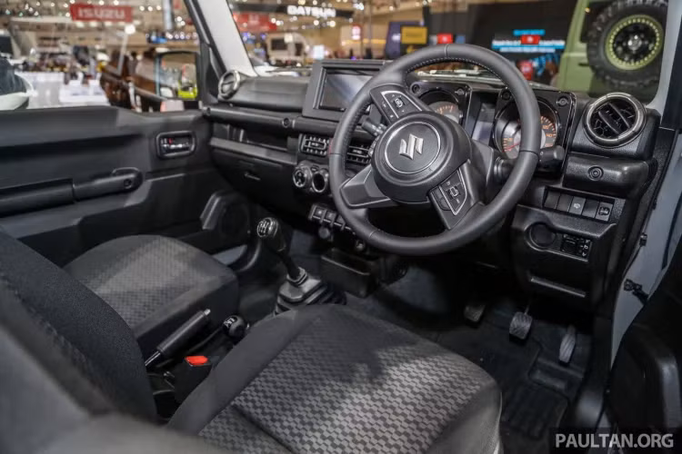 Trong năm 2020, hãng xe Nhật Bản từng dự định trưng bày Suzuki Jimny tại Triển lãm Vietnam Motor Show 2020, nhưng đã bị hủy do dịch Covid-19. Tuy nhiên, ông Toshiyuki Takahara, Tổng Giám đốc Suzuki Việt Nam vẫn xác nhận kế hoạch mở rộng danh mục sản phẩm ôtô trong năm 2021