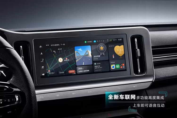 Với chiều dài 4.685 mm, rộng 1.806 mm, và cao 1.485 mm, mẫu xe Baojun Valli SW 2021 giá rẻ có kích thước ngang ngửa một chiếc Toyota Corolla 5 cửa. Trục cơ sở của xe dài 2.700 mm, đặt nó vào trong phân khúc hạng C.