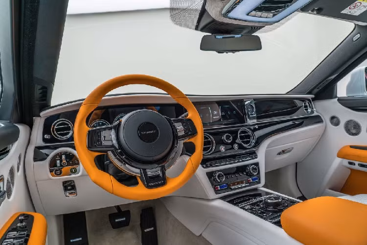 Bên cạnh đó, ốp che trên hốc bánh xe Mansory Rolls-Royce Ghost cũng là trang bị mới, được đính kèm nẹp bằng sợi carbon và huy hiệu Mansory màu cam. Tay nắm cửa xe và viền cửa sổ được đổi thành màu đen. Ở đuôi xe, Mansory trang bị cho Rolls-Royce Ghost 2021 2 cánh gió, một được bố trí ở cuối mui xe và một được đặt tại đuôi nắp cốp.