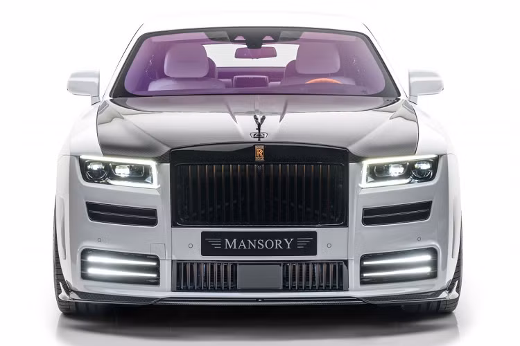 Khối động cơ V12 6.75L trang bị trên xe được thừa hưởng từ mẫu Phantom vốn có công suất 563 mã lực và mômen xoắn 850 sau khi được Mansory độ lại đã mang đến sức mạnh 710 mã lực và mômen xoắn cực đại 1.020 Nm. Tuy nhiên việc nâng cấp sức mạnh động cơ sẽ là tùy chọn theo sở thích khách hàng.