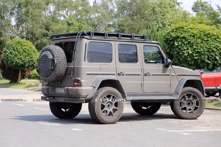 Nếu không có một vài chi tiết bọc băng keo màu đen (ở lưới tản nhiệt, bodykit) thì diện mạo chiếc SUV gần như đã hoàn chỉnh với lớp sơn ấn tượng, các đường nét thiết kế ấn tượng và bộ lốp địa hình cỡ lớn.
