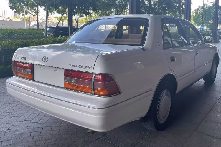 Tại quê nhà Nhật Bản, cùng với dòng xe sedan đầu bảng – Century, Toyota Crown là dòng xe cũng gắn liền với những yếu nhân, những người có địa vị cao trong xã hội Nhật. 