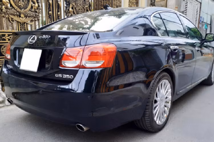 So với các mẫu xe Đức như BMW 5 Series hay Mercedes-Benz E-Class cùng thời, thiết kế ngoại thất của Lexus GS thế hệ thứ 3 không gây ấn tượng ít cảm xúc. Dẫu vậy, thiết kế “tròn trịa” của GS đời này vẫn giúp nó bền dáng cho đến ngày nay, đây là một cái hay trong thiết kế của xe Nhật. 