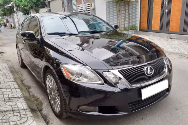 Hiện tại, dòng sedan cỡ trung Lexus GS đã bị “khai tử” khỏi danh mục sản phẩm để nhường chỗ lại cho đàn em Lexus ES. Giá bán dễ tiếp cận, động cơ mạnh mẽ bền bỉ, nội thất rộng rãi, kiểu dáng không quá “lỗi thời”, vận hành êm ái đầm chắc là những lý do giúp Lexus GS trở thành lựa chọn chơi sedan hạng sang tầm trung với chi phí mua xe dưới 900 triệu đồng cho khách hàng Việt. 