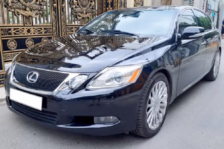 Hiện tại, Lexus GS thế hệ thứ 3 được chào bán rộng rãi trên thị trường xe cũ với nhiều phiên bản khác nhau, mức giá xe Lexus GS 300 và GS 350 với giá bán giao động trong khoảng từ 700 triệu – hơn 1,1 tỷ đồng, tuỳ vào đời xe và độ “chất” của xe. Đơn cử, một chiếc Lexus GS 350 đời 2009 này đang được chủ xe chào bán với giá 868 triệu đồng. Theo thông tin rao bán, xe chỉ mới lăn bánh được khoảng 67.000km, một con số ODO thấp đối với thời gian sử dụng hơn 10 năm. 
