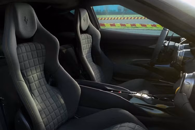Các khách hàng tiềm năng đã được Ferrari tiếp cận từ nhiều tháng trước. Dự kiến, Ferrari 812 Competizione sẽ bắt đầu được giao tới tay khách hàng vào quý I năm sau. Thời điểm tương ứng của Ferrari 812 Competizione Aperta là quý IV năm 2022.