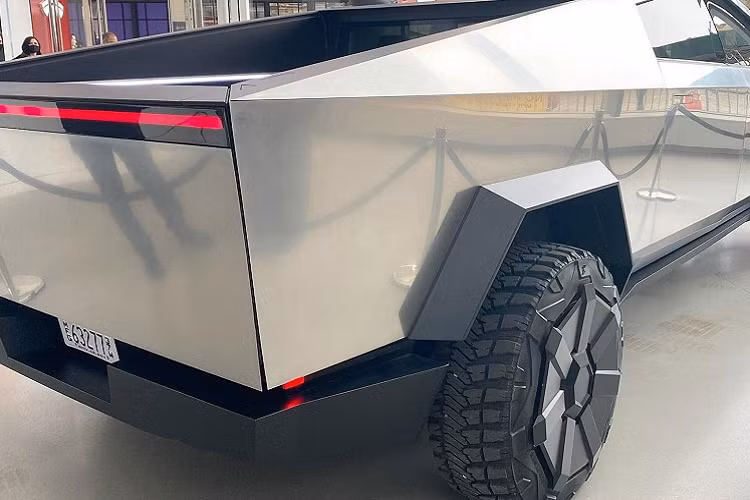 Cybertruck sở hữu chiều dài tổng thể lên đến 5.885 mm, chiều rộng 2.027 mm và chiều cao 1.905 mm. Nội thất của Cybertruck cung cấp chỗ ngồi cho cả 6 hàng khách. Tại thị trường Mỹ, Tesla Cybertruck được bán ra tổng cộng nhiều phiên bản với cấu hình động cơ điện khác nhau.