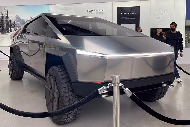 Mới đây, Tesla đã cho người dùng "sờ tận tay" chiếc bán tải cỡ lớn chạy điện Tesla Cybertruck 2021 mới đã ra biển số ở bang California, Mỹ.