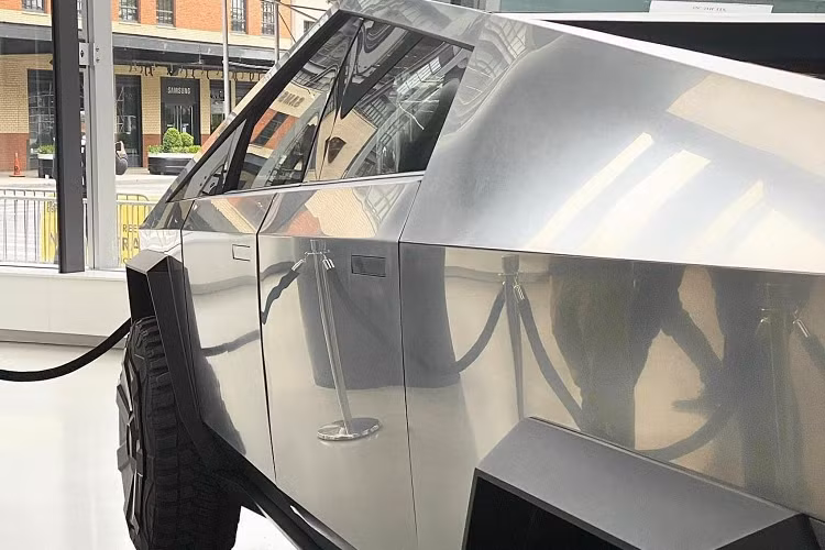 Sau khi được đến tay các khách hàng đã đặt mua trước đó tại thị trường Bắc Mỹ, Tesla Cybertruck sẽ cạnh tranh trực tiếp với các mẫu bán tải cỡ lớn khác như Ford F-150, Chevrolet Silverado hay Toyota Tundra