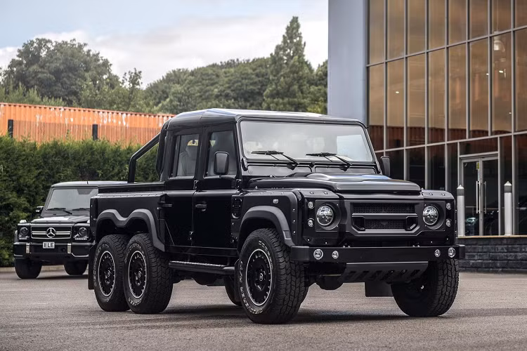 Bên dưới nắp capô của Land Rover Defender Flying Huntsman 6x6 đã về đến Campuchia là khối động cơ V8 mạnh mẽ, dung tích 6.2 lít lấy từ GM, sản sinh công suất tối đa khoảng 436 mã lực, trái tim này sẽ phối hợp với hộp số tự động 6 cấp cùng bộ khóa vi sai.