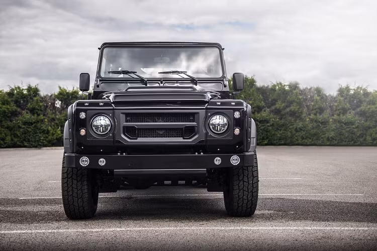 Hãng xe sang Land Rover có rất nhiều mẫu xe trở thành biểu tượng cho giới siêu giàu ngày nay không thể bỏ qua khi muốn sưu tập xe hay đơn giản cần 1 mẫu xe SUV di chuyển hằng ngày như Land Rover Defender hàng hiếm.