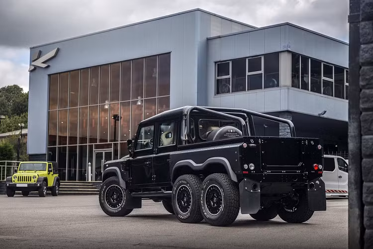 Số lượng xe Land Rover Defender Flying Huntsman 6x6 hàng độc sản xuất trên thế giới không nhiều và nay các đại gia ở đất nước Campuchia lại gây sốt khi sở hữu 1 trong số đó. Có thể thấy, chỉ mới tậu Apocalypse HellFire 6x6, các đại gia ở xứ sở chùa tháp lại tiếp tục chi tiền khủng để mua 1 chiếc xe 6x6 ấn tượng tiếp theo là Land Rover Defender Flying Huntsman 6x6 để chơi.