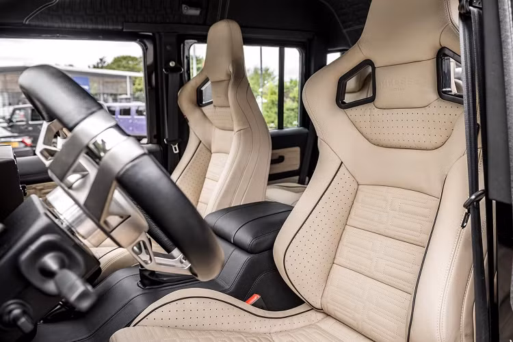 Không rõ mức giá bán của Land Rover Defender Flying Huntsman 6x6 mới về đến Campuchia, chỉ biết rằng, ở thị trường nước ngoài, mẫu xe độ 6x6 đã được hãng Kahn rao bán lại với con số 299.999 Bảng Anh, tương đương hơn 9,5 tỷ đồng.