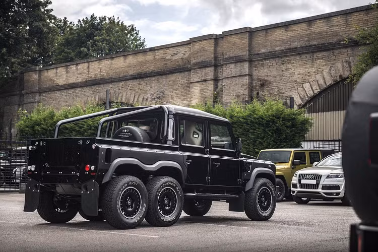 Trong số này, dòng sản phẩm Land Rover Defender đã trở thành 1 lịch sử không thể tách rời của hãng. Nhưng nếu cảm thấy Defender thế hệ cũ đã quá lạc hậu và muốn tìm gì đó mới mẻ, hãng độ Kahn có thể đáp ứng cho bạn với sản phẩm mang tên gọi Land Rover Defender Flying Huntsman 6x6 Pickup Truck.