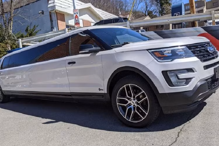 Đáng chú ý là hàng ghế thứ ba của chiếc Ford Explorer Limo độ này vẫn được giữ lại dù khá chật chội, có vẻ khoảng cách giữa hàng ghế cuối và hàng ghế thứ hai không được nới rộng thêm chút nào so với Explorer thông thường.