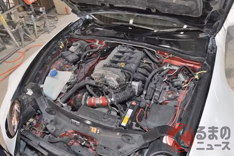 Chiếc Mazda MX-5 Miata độ Cosmo mới được gọi là Cosmo Vision, là một phiên bản ND. Với động cơ 4 xi-lanh dung tích 1.5 lít, nó không phải là một chiếc xe quá mạnh mẽ, nhưng bởi mẫu Cosmo nguyên bản chỉ có 128 mã lực tối đa, chắc nhiều fan hâm mộ sẽ chẳng bận tâm đến điều đó. Tuy nhiên, yếu tố sẽ khiến người cảm thấy có vấn đề là phong cách.