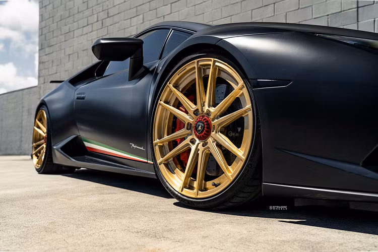 Huracan Performante được trang bị động cơ V10 dung tích 5.2L, công suất 640 mã lực. Đi kèm là hộp số 7 cấp ly hợp kép cùng hệ dẫn động 4 bánh toàn thời gian.