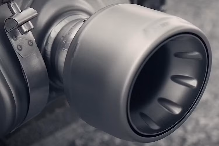 Mặc dù được nâng cấp động cơ nhằm đạt khả năng vận hành tối ưu nhất nhưng Porshce vẫn được trang bị công nghệ ngắt xy-lanh có thể ngắt hoàn toàn một bên động cơ nhằm đạt khả năng tiêu thụ nhiên liệu tốt nhất. Xe cũng sở hữu hệ thống nạp khí biến thiên cùng hệ thống phun nhiên liệu điện áp.