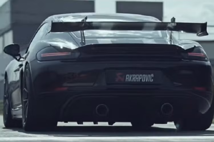 Khách hàng cũng có thể tùy chọn đĩa phanh bằng hợp kim gốm – composite thay cho đĩa thép cơ bản. Porsche cũng sẽ lắp khung chông lật bằng nhôm cùng đai an toàn 6 điểm nếu khách hàng mua thêm gói tùy chọn Clubsport cho mẫu xe này.