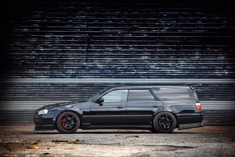 Xe wagon hiệu năng cao vốn không phổ biến tại Nhật Bản, vì vậy Nissan Stagea Autech 260RS trở thành "của hiếm" bởi sự đặc biệt của mình. Được xây dựng từ Nissan R33 GT-R, Stagea Autech 260RS sở hữu sức mạnh từ động cơ I6 2.6L mạnh 276 mã lực.