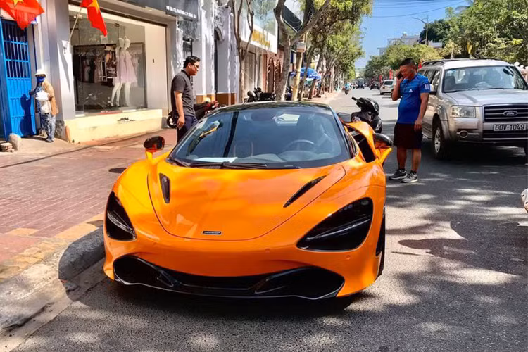 Tuy nhiên, khi phần mui xếp cứng của siêu xe mui trần McLaren 720S Spider được hạ xuống, tốc độ tối đa của xe chỉ có thể đạt vận tốc 325 km/h. McLaren 720S Spider có thể xem là chiếc siêu xe mui trần sử dụng động cơ V8 mạnh nhất trên thế giới hiện nay.