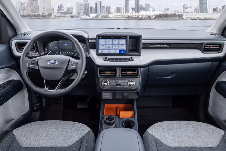 Bên trong khoang lái Ford Maverick sở hữu hệ thống giải trí với màn hình 8 inch, tương thích trình kết nối Apple CarPlay và Android Auto. Vận hành hệ thống này sẽ là tính năng FordPass Connect đi kèm tính năng phát sóng Wifi cho phép kết nối tối đa 10 thiết bị. Khách hàng có nhu cầu cao hơn có thể nâng cấp lên tùy chọn hệ điều hành SYNC3 trên bản trang bị Lariat.