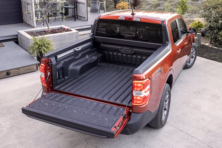Ford Maverick có 2 cổng cắm điện 111V, một ở bên trong khoang lái và 1 ở ngay bên vách trái thùng xe. phía đầu kia ở vách thùng trái của xe là một hộc chứa đồ nhỏ, cho phép người dùng cất đặt một số phụ kiện nhỏ, một bộ dây dẫn 12V chờ để người dùng có thể lắp thêm đèn chiếu sáng hoặc phụ kiện sử dụng điện nếu cần. 