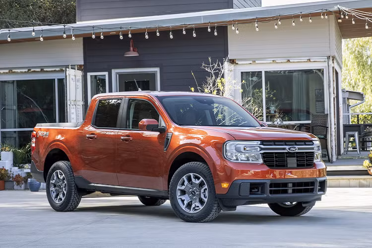 Ford vừa chính thức ra mắt mẫu xe nhỏ nhất trong dòng xe bán tải của mình, mang tên Ford Maverick 2022 mới. Thương hiệu xe Mỹ gọi Maverick là mẫu xe bán tải đầu tiên của mỹ có hệ truyền động tiêu chuẩn là động cơ hybrid, đồng thời là chiếc bán tải có mức tiêu thụ nhiên liệu thấp nhất trên thị trường, dự kiến ở mức 5,88 lít/100 km trong nội đô, trung bình ở mức 7,6 lít/100km.