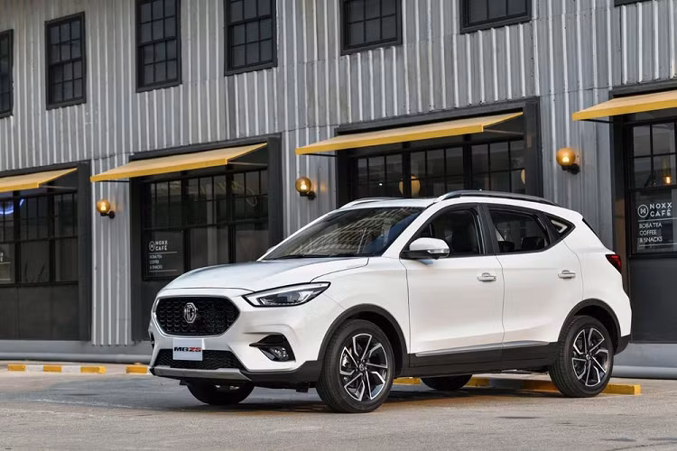 Cụ thể, thông tin được hé lộ cho hay, mẫu MG ZS 2021 tại Việt Nam vào ngày 8/1/2021 tới đây. Đây là phiên bản nâng cấp giữa vòng đời (facelift) và chuyển sang nhập khẩu nguyên chiếc từ Thái Lan thay vì Trung Quốc như trước đây. Việc chuyển sang nhập Thái sẽ giúp MG ZS 2021 đỡ được thuế nhập khẩu tương tự như các sản phẩm nhập Thái hay Indonesia hiện có trên thị trường.