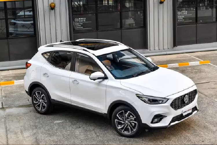 Một số trang bị an toàn trên xe gồm có phanh chống bó cứng ABS, phân bổ lực phanh điện tử EBD, hỗ trợ khởi hành ngang dốc, hỗ trợ đổ đèo, cân bằng điện tử, cảnh báo áp suất lốp và 6 túi khí. Đây là những tính năng giúp MG ZS 2021 tại Thái Lan đạt chuẩn an toàn 5 sao của ASEAN NCAP.