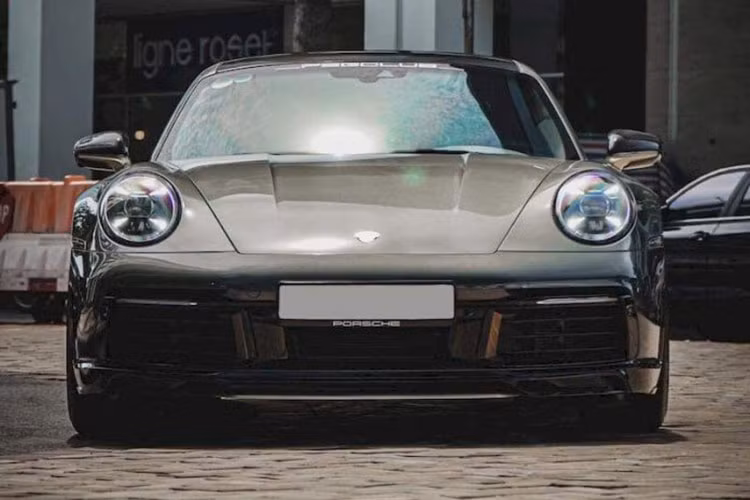 Tại Việt Nam, những chiếc Porsche 911 độ TechArt không phải quá hiếm nhưng đây là chiếc 911 thế hệ 992 đầu tiên được nâng cấp bởi hãng độ đình đám nước Đức.