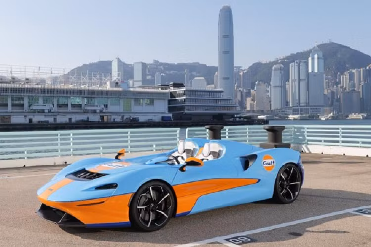 Kể từ sau khi chiếc siêu xe McLaren Elva đầu tiên đến Hồng Kông vào tháng 3 năm ngoái, đến nay, các đại gia cũng như giới mê xe nước này mới được nhìn thấy một chiếc xe McLaren Elva khác. Điểm khác biệt là chiếc siêu xe không mui McLaren Elva này lại thuộc phiên bản Gulf Theme do bộ phận cá nhân hoá McLaren Special Operation (MSO) tạo ra.