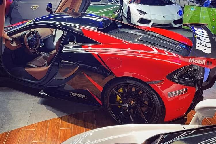 Điểm nhấn của siêu xe McLaren 570S này chính là ngoại thất xe sở hữu gói độ body kit 570-VX của hãng Vorsteiner với cánh gió đuôi khổng lồ, phần đầu xe có thêm cản va trước hầm hố và nẹp sườn mới cùng với đó là bộ mâm Forgiato độ cá tính.