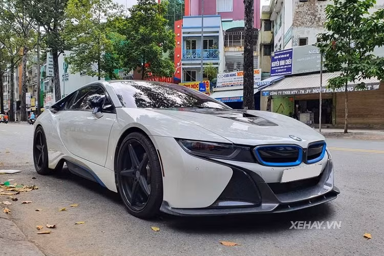 Chưa hết, siêu xe hybrid còn sở hữu bộ mâm 5 chấu sơn đen "hàng thửa", cánh lướt gió sợi carbon ở phía sau trị giá 1.375 USD (khoảng 32 triệu đồng) và bộ khuếch tán sợi carbon hầm hố có giá 2.450 USD (khoảng 57 triệu đồng).