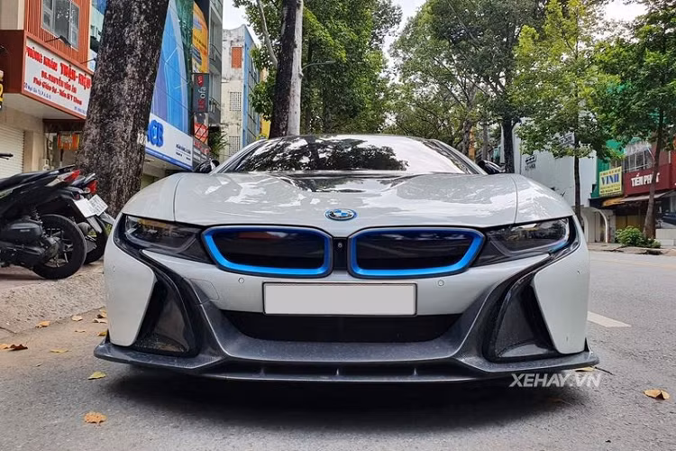 Vì vậy, cũng khá nhiều người chọn mua BMW i8 để có thể trải nghiệm cảm giác sở hữu siêu xe mà không tốn quá nhiều tiền. Trên thị trường xe cũ, BMW i8 có giá chỉ khoảng 3 - 4 tỷ đồng tùy theo tình trạng xe.
