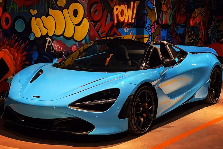 Sau khi đã tậu về garage chiếc siêu xe hybrid đình đám trên thế giới là Ferrari SF90 Stradale, đại gia lan đột biến ở Củ Chi đã chia tay mẫu siêu xe McLaren 720S Spider mui trần mang bộ áo màu đen Onyx duy nhất Việt Nam. Hiện chiếc siêu xe McLaren 720S Spider này cũng đã được thay áo sang màu xanh ngọc cá tính.