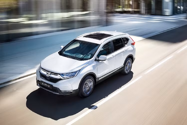 Tổng thể, CR-V 2021 tại châu Âu không khác biệt nhiều với CR-V tại các thị trường khác. Một số khác biệt dễ thấy nhất là phần đầu xe không có chi tiết viền chrome vuông vức và cụm ống xả được giấu kín.