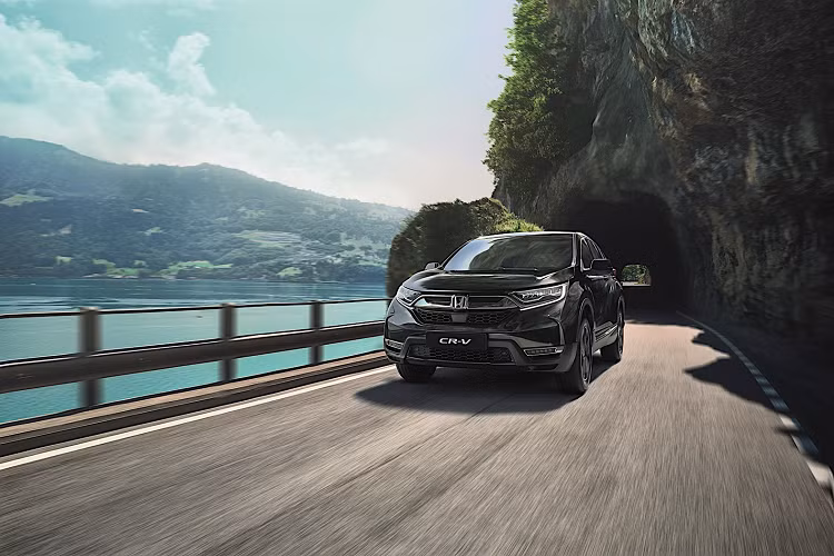 Tương tự các mẫu xe anh em, bản hybrid của CR-V mang tên CR-V e:HEV. Mẫu SUV Honda CR-V 2021 mới này sử dụng động cơ xăng 2.0L mạnh 143 mã lực và mô-tơ điện. Sau khi kết hợp, hệ động cơ này cho ra tổng công suất 181 mã lực, giúp chiếc SUV tăng tốc 0-100 km/h trong 8,6 giây, tốc độ tối đa 180 km/h.