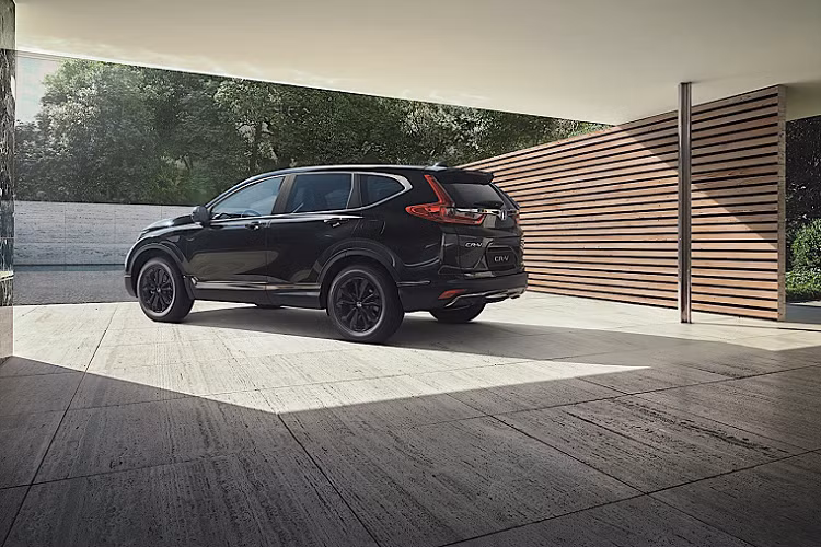 Ngoài động cơ hybrid, CR-V 2021 tại châu Âu còn được bổ sung phiên bản thể thao Sport Line. Phiên bản này có trên bản động cơ xăng và hybrid. Honda CR-V Sport Line 2021 mới có màu sơn đen ngoại thất, đi kèm bộ mâm họa tiết mới và cũng được sơn đen.