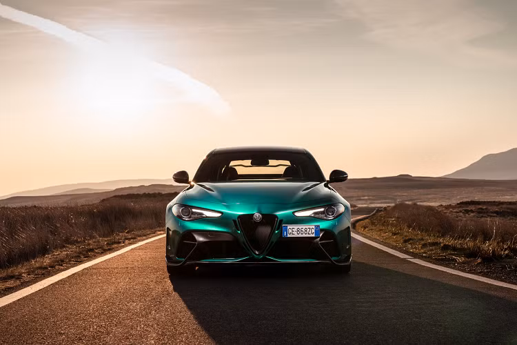 Alfa Romeo cho biết chiếc sedan hiệu năng cao của họ sẽ được sản xuất giới hạn 500 chiếc, được đánh số thứ tự từng chiếc. Giá xe Alfa Romeo Giulia GTA và GTAm sẽ là 176.500 Euro và 181.500 Euro (khoảng 4,9 - 5,08 tỷ đồng).