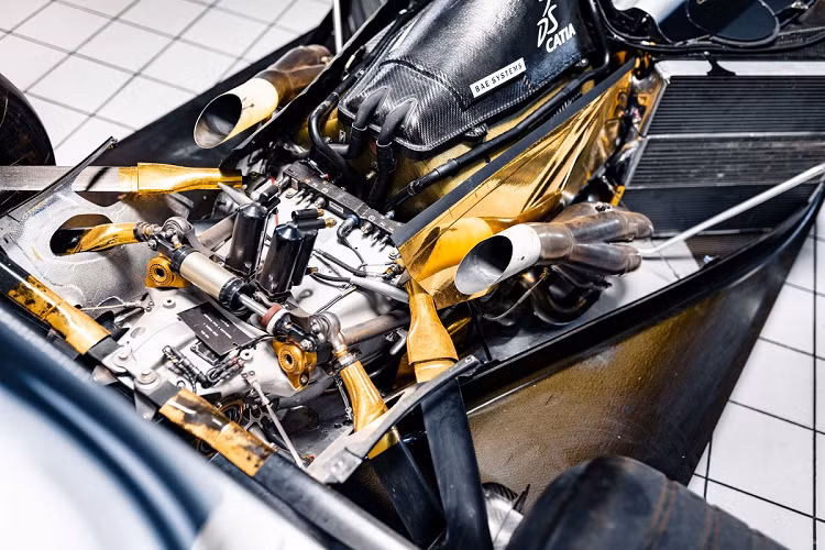 siêu xe McLaren MP4-17D 2002 được thiết kế bởi những kỹ sư tài năng trong làng F1, chẳng hạn như Adrian Newey, Mike Coughlan hay Neil Oatley.