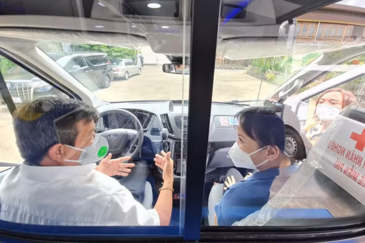 Được biết, sau khi sử dụng sang chiếc xe Ford Transit thế hệ mới, chiếc Hyundai Starex cũ của ông Đoàn Ngọc Hải sẽ được bán đi và toàn bộ số tiền bán xe này đều được ông phục vụ vào mục đích từ thiện.